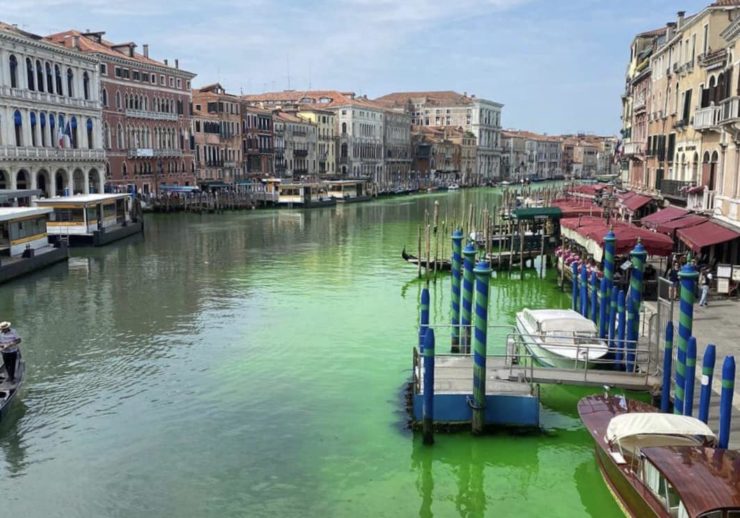 Zelená fosforeskujúca voda v Benátkach 28. mája 2023