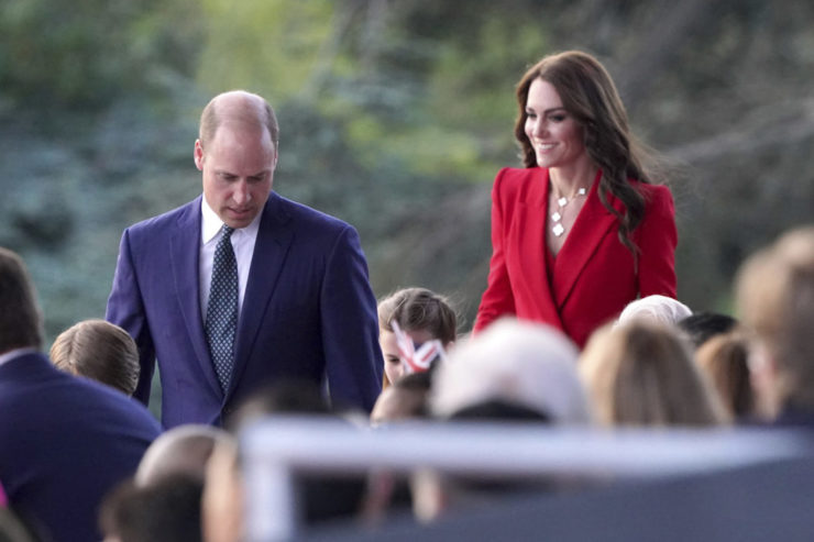 Britský princ William a jeho manželka Kate, princezná z Walesu prichádzajú na koncert, ktorý sa koná na počesť sobotňajšej korunovácie britského kráľa Karola III. a jeho manželky Kamily na priestranstve pred Windsorským hradom vo Windsore v nedeľu 7. mája 2023. FOTO TASR/AP