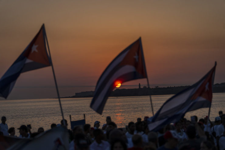 Stovky ľudí v noci na nedeľu vyjadrovali nespokojnosť s autoritárskou kubánskou vládou pred sídlom Komunistickej strany Kuby (PCC) v meste Caimanera na východe ostrova.