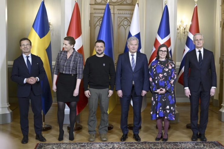 Päť severských krajín prisľúbilo pokračovanie pomoci Ukrajine v boji proti ruskej agresii, ako aj podporu snahám Kyjeva o vstup do NATO a EÚ.