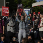 Klimatickí aktivisti počas protestu pred výročným valným zhromaždením akcionárov francúzskeho ropného a plynárenského gigantu TotalEnergies v piatok 26. mája 2023 v Paríži. Policajti použili slzotvorný plyn po troch varovaniach
