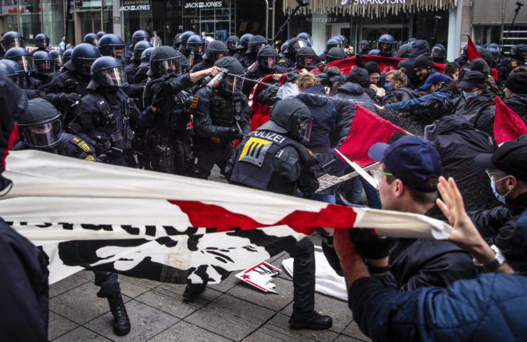 Polícia v pondelok zasahovala vo viacerých nemeckých mestách proti účastníkom demonštrácií, ktoré sa konali pri príležitosti Sviatku práce.