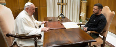 Ukrajinský prezident Volodymyr Zelenskyj počas súkromnej audiencie s pápežom Františkom 13. mája 2023 vo Vatikáne.