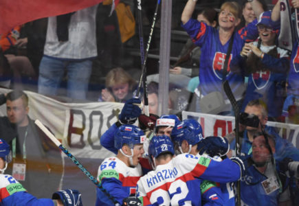 Slovenskí hokejisti sa tešia po góle kapitána Mareka Hrivíka na 2:1 v zápase základnej B-skupiny Slovensko - Lotyšsko na 86. majstrovstvách sveta v ľadovom hokeji v sobotu 13. mája 2023 v lotyšskej Rige.