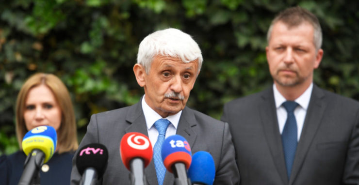 Uprostred predseda strany Modrí - Európske Slovensko Mikuláš Dzurinda, vľavo podpredsedníčka Jana Ambrošová a vpravo prvý podpredseda Ľuboš Schwarzbacher.