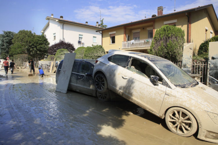 Na najmenej 15 stúpol počet obetí ničivých záplav