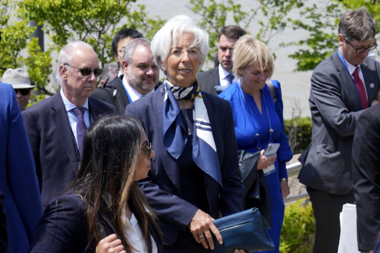 Prezidentka Európskej centrálnej banky (ECB) Christine Lagardeová (uprostred) odchádza po spoločnom fotení pred stretnutím ministrov financií a guvernérov Centrálnej banky skupiny G7 v japonskom meste Niigata 12. mája 2023.