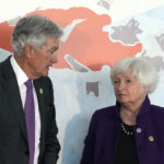 Americká ministerka financií Janet Yellenová (vpravo) a šéf Federálnej rezervy Jerome Powell sa rozprávajú pred stretnutím ministrov financií a guvernérov Centrálnej banky skupiny G7 v japonskom meste Niigata 12. mája 2023.