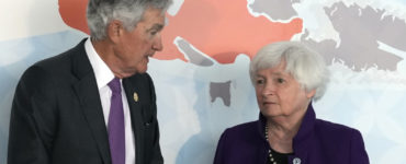 Americká ministerka financií Janet Yellenová (vpravo) a šéf Federálnej rezervy Jerome Powell sa rozprávajú pred stretnutím ministrov financií a guvernérov Centrálnej banky skupiny G7 v japonskom meste Niigata 12. mája 2023.