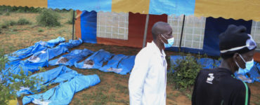 Exhumované telá obetí v dedine Shakahola neďaleko kenského mesta Malindi 23. apríla 2023.