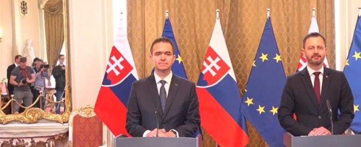 Nový premiér Ľudovít Ódor, vľavo, a odchádzajúci premiér Eduard Heger. Foto: fb/uradvladysr