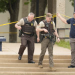 Sedem mŕtvych ľudských tiel našla polícia v pondelok v americkom štáte Oklahoma počas pátrania po dvoch nezvestných tínedžerkách.