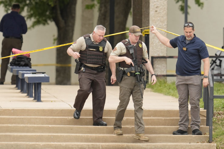 Sedem mŕtvych ľudských tiel našla polícia v pondelok v americkom štáte Oklahoma počas pátrania po dvoch nezvestných tínedžerkách.