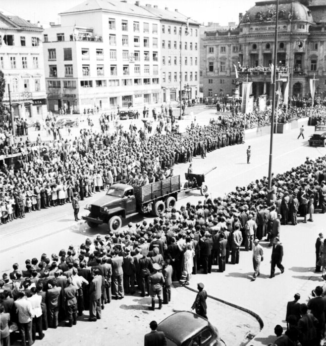 8. mája, v Deň víťazstva nad fašizmom a ukončenia 2. svetovej vojny v Európe, si pripomíname udalosti spred 53 rokov. Ilustračná snímka víťazného pochodu domov sa vracajúcej Červenej armády cez Bratislavu. Foto archív TASR