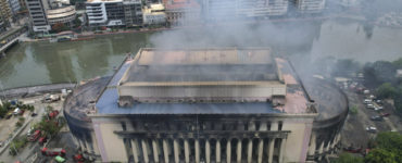 Obrovský požiar poškodil historickú budovu hlavnej pošty vo filipínskom hlavnom meste Manila.