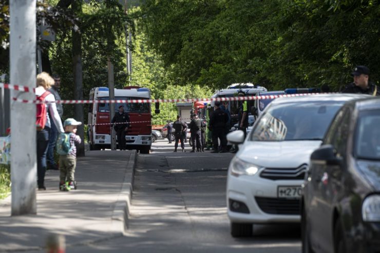 Policajti zablokovali ulicu, na ktorej údajne ukrajinský dron mal zasiahnuť bytovku v Moskve v utorok 30. mája 2023. Ruské hlavné mesto Moskva sa v utorkových ranných hodinách stalo terčom útoku dronmi