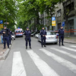 Policajti blokujú ulicu v blízkosti školy v Belehrade v stredu 3. mája 2023. Tínedžer v stredu spustil streľbu v škole v centre srbskej metropoly