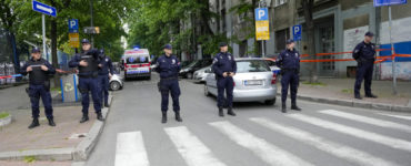 Policajti blokujú ulicu v blízkosti školy v Belehrade v stredu 3. mája 2023. Tínedžer v stredu spustil streľbu v škole v centre srbskej metropoly
