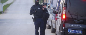 Srbskí policajti hliadkujú na ceste v srbskej dedine Dubona, 50 km južne od Belehradu 5. mája 2023.