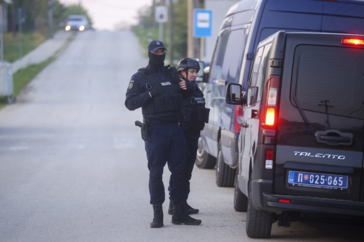 Srbskí policajti hliadkujú na ceste v srbskej dedine Dubona, 50 km južne od Belehradu 5. mája 2023.
