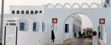 Najmenej troch ľudí zabil v utorok člen stráže, ktorý spustil streľbu blízko synagógy al-Ghríba na tuniskom ostrove Džerba