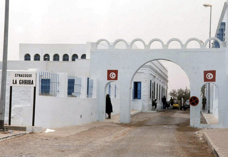Najmenej troch ľudí zabil v utorok člen stráže, ktorý spustil streľbu blízko synagógy al-Ghríba na tuniskom ostrove Džerba