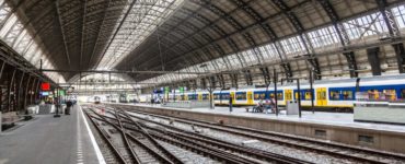 Výpadok počítačového systému narušil v pondelok vlakovú dopravu vo viacerých častiach Holandska vrátane metropoly Amsterdam.