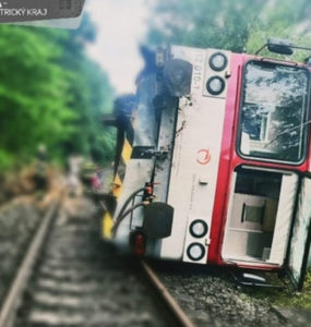 Železničná doprava v okrese Rimavská Sobota je po utorňajšej (6. 6.) nehode osobného vlaku naďalej prerušená. Prevrátený vozeň budú odstraňovať pomocou žeriavu. Po vykoľajení vlaku záchranári ošetrili päť ľudí.