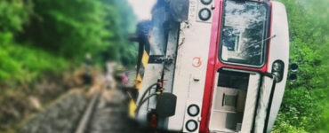 Železničná doprava v okrese Rimavská Sobota je po utorňajšej (6. 6.) nehode osobného vlaku naďalej prerušená. Prevrátený vozeň budú odstraňovať pomocou žeriavu. Po vykoľajení vlaku záchranári ošetrili päť ľudí.