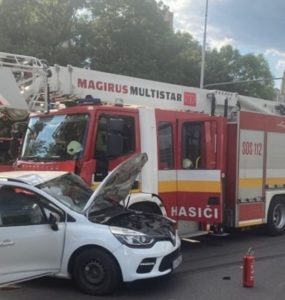 Polícia: Vyšetruje nehodu v Bratislave, pri ktorej sa zrazili hasiči s autom