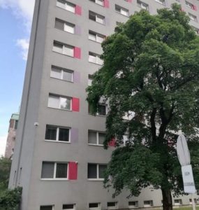 Polícia: Po páde z budovy na Bernolákovej ulici v Bratislave zomrel 20-ročný muž
