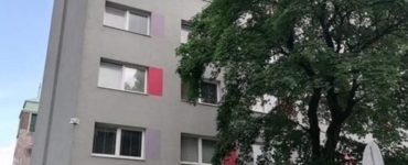 Polícia: Po páde z budovy na Bernolákovej ulici v Bratislave zomrel 20-ročný muž
