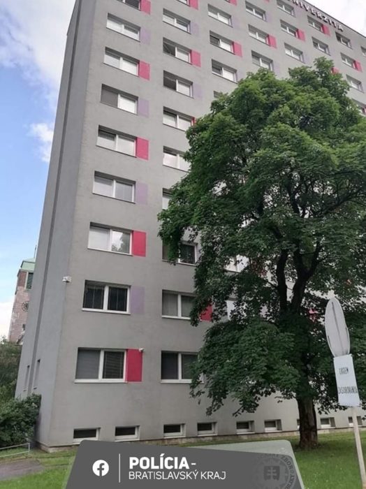Polícia: Po páde z budovy na Bernolákovej ulici v Bratislave zomrel 20-ročný muž
