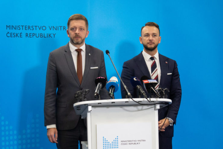 Na snímke zľava český minister vnútra Vít Rakušan a slovenský minister vnútra Matúš Šutaj Eštok