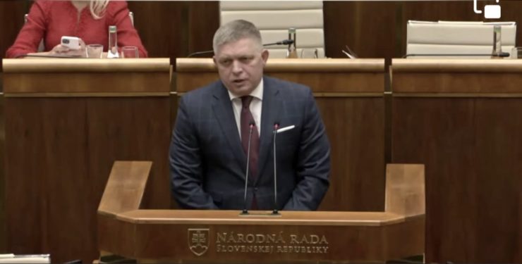 R. Fico prekvapil. Vo svojom zásadnom prejave v parlamente k prijatiu programového vyhlásenia vlády sa nepozeral späť a nevyrátaval hriechy bývalej vlády