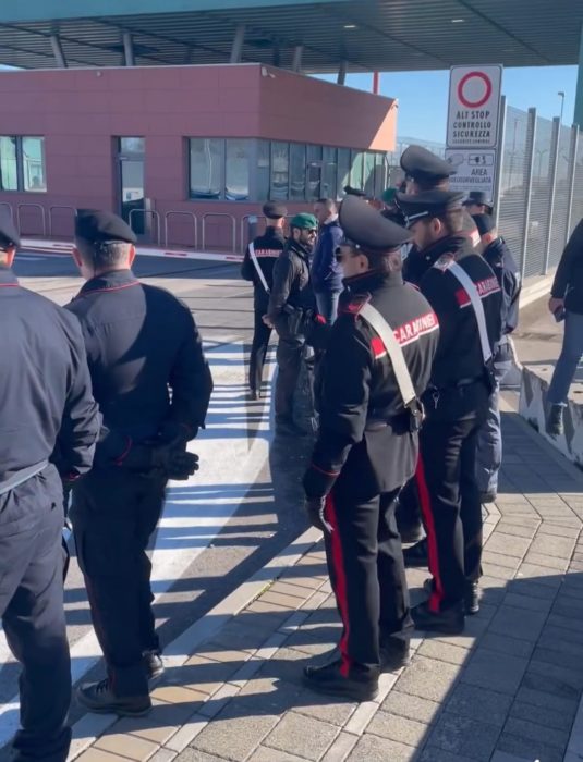 Talianski policajti na letisku