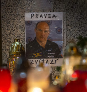 Na snímke fotografia a zapálené sviečky pred Prezídiom Policajného zboru na Račianskej ulici v Bratislave na počesť zosnulého bývalého policajného prezidenta Milana Lučanského 3. januára 2021. Lučanský zomrel v stredu 30. decembra 2020.