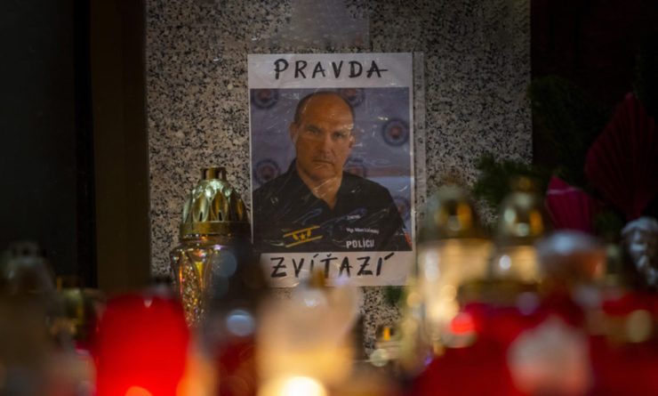 Na snímke fotografia a zapálené sviečky pred Prezídiom Policajného zboru na Račianskej ulici v Bratislave na počesť zosnulého bývalého policajného prezidenta Milana Lučanského 3. januára 2021. Lučanský zomrel v stredu 30. decembra 2020.