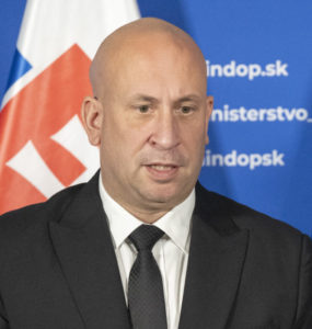 Leyenovej komisia stráca trpezlivosť