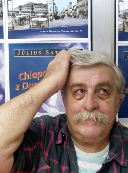Autogramiáda známeho slovenského herca a komika Júliusa Satinského /na snímke/ sa uskutočnila 10. septembra 2002 v kníhkupectve Luxor na Štúrovej ulici v Bratislave. Foto: Vladimír Benko - TASR