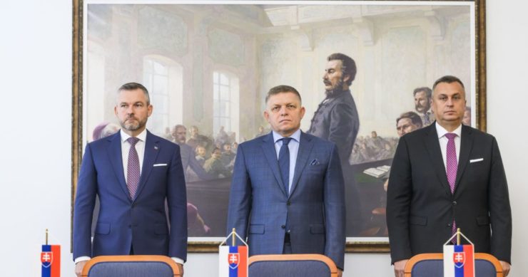 Na snímke zľava predseda HLAS-SD Peter Pellegrini, predseda SMER-SD Robert Fico a predseda SNS Andrej Danko