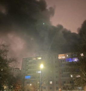 Nočný požiar strechy bytového domu v bratislavskom Ružinove