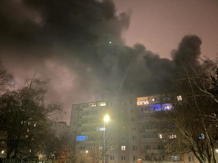 Nočný požiar strechy bytového domu v bratislavskom Ružinove