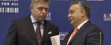 Na snímke vľavo Robert Fico a vpravo predseda vlády Maďarska Viktor Orbán