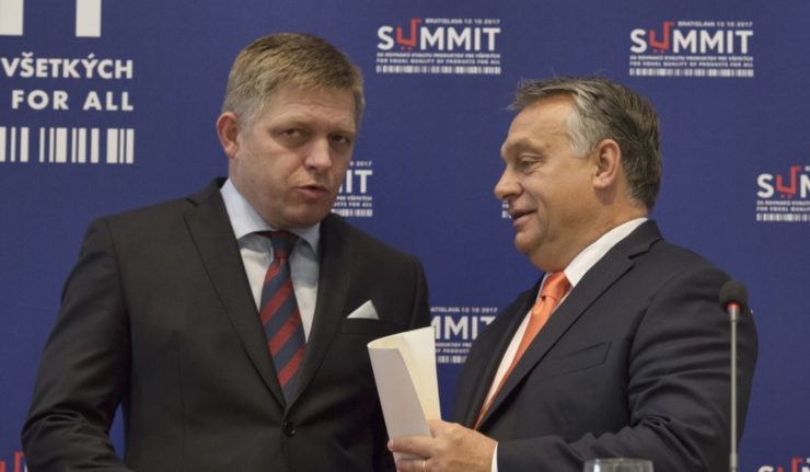 Na snímke vľavo Robert Fico a vpravo predseda vlády Maďarska Viktor Orbán