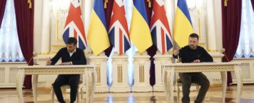 Ukrajinský prezident Volodymyr Zelenskyj (vpravo) a britský premiér Rishi Sunak