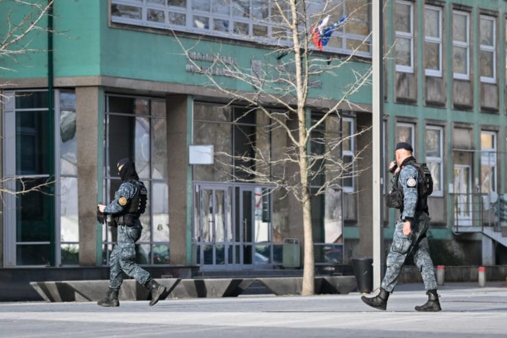 Príslušníci polície pred budovou Fakulty managementu a Farmaceutickej fakulty Univerzity Komenského
