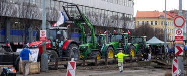 českí poľnohospodári s traktormi blokujú pražskú magistrálu v Prahe