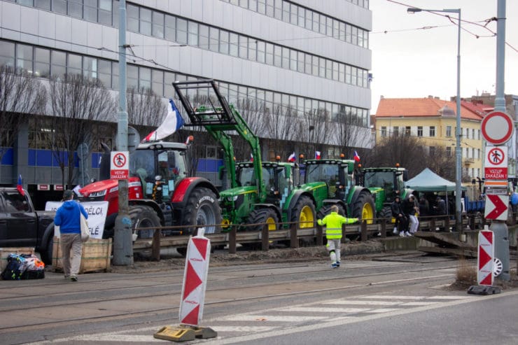 českí poľnohospodári s traktormi blokujú pražskú magistrálu v Prahe