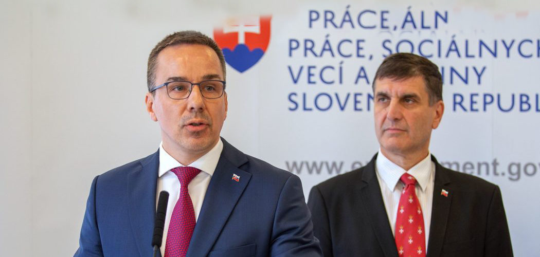 Minister práce Erik Tomáš, vpravo štátny tajomník Branislav Ondruš